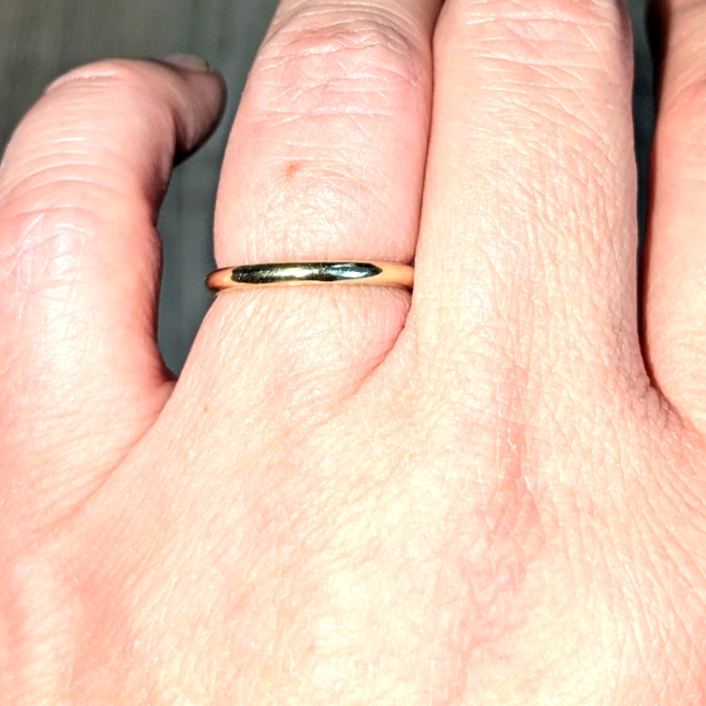 Solid 10k yellow gold women's wedding band size 5